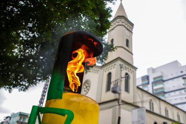 Fogo simbólico da pátria passa por Lajeado e Estrela