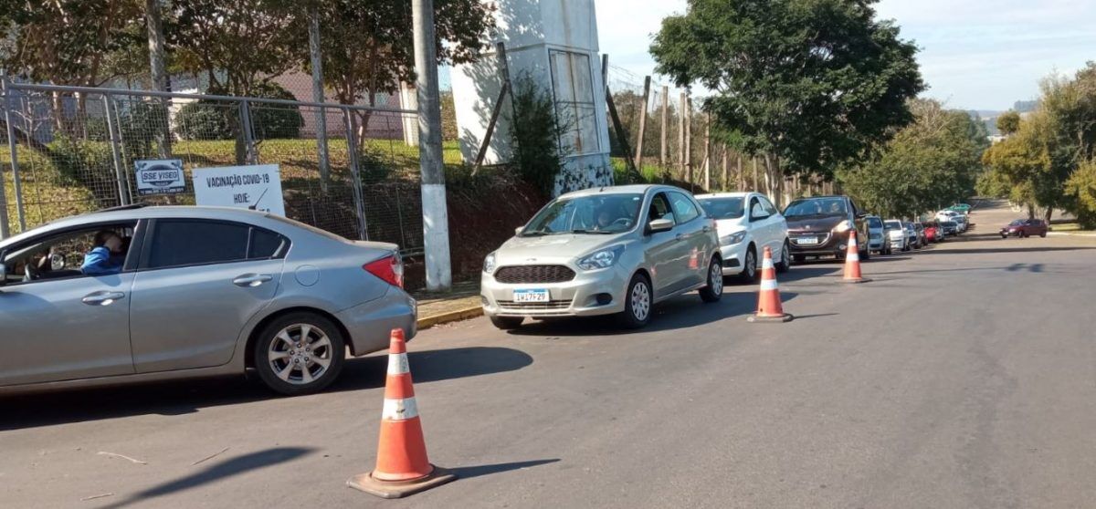 Vacinação tem longas filas em Lajeado