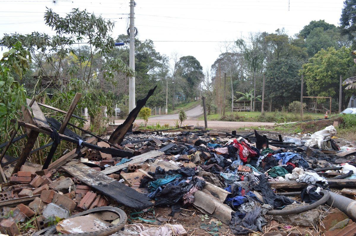 Incêndio destrói casa no bairro Santo Antônio