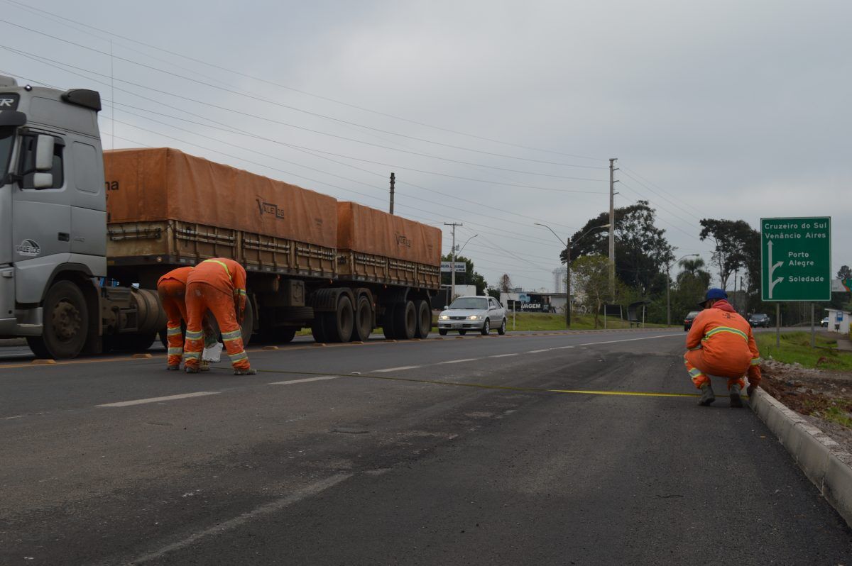 Obra de rótula bloqueia trânsito na ERS-130