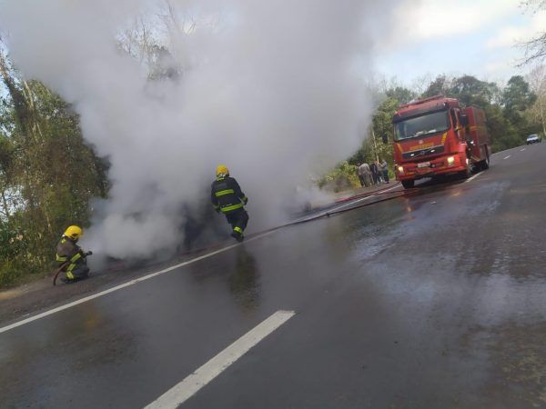 Veículo pega fogo em Muçum