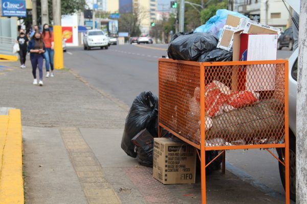 Após solicitações de moradores, município acerta compra de lixeiras