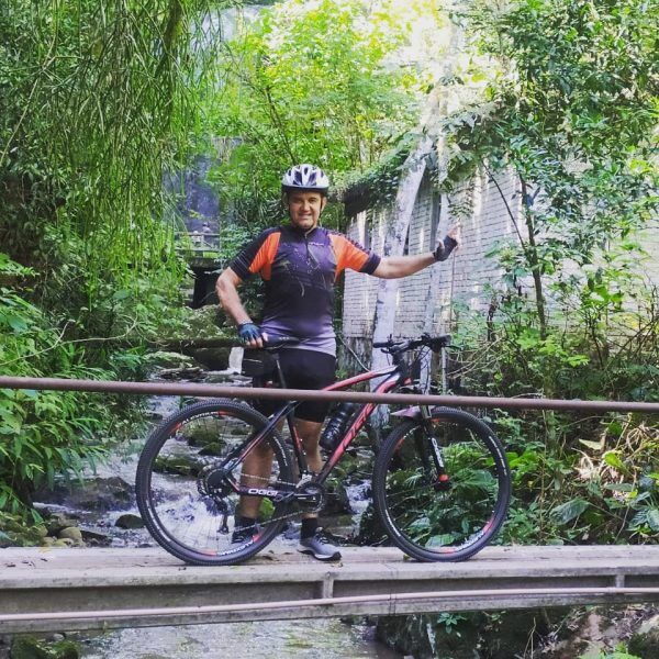 “Andar de bicicleta é voar longe da tristeza”