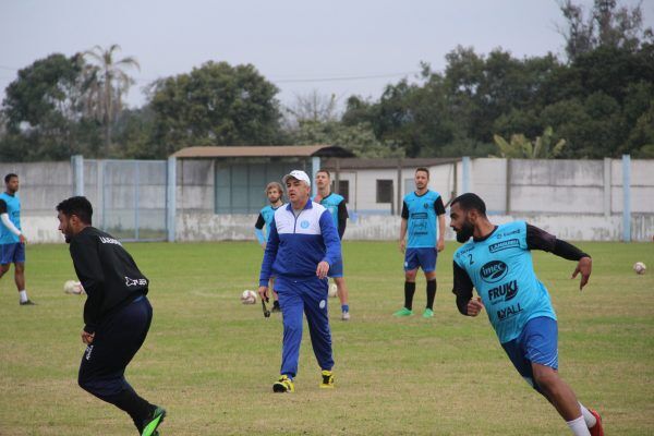 Tranquilidade em campo, problemas fora dele