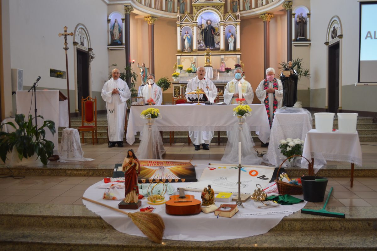 Missa e galeto drive-thru marcam celebração dos 140 anos da Paróquia Santo Inácio