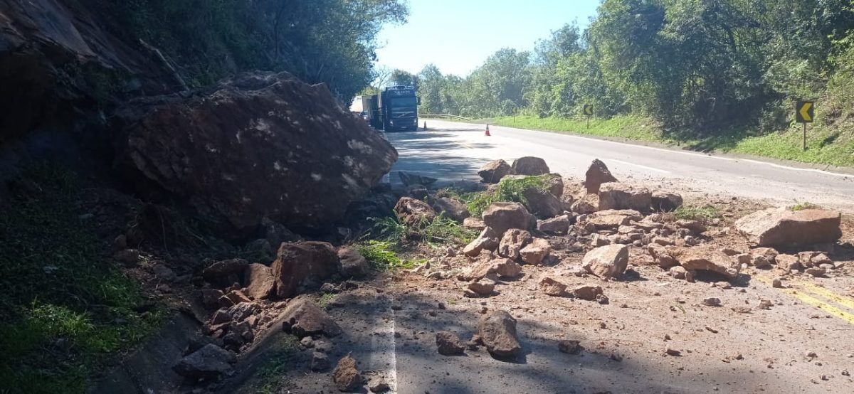 Deslizamento de pedras causa bloqueio parcial na Rota do Sol