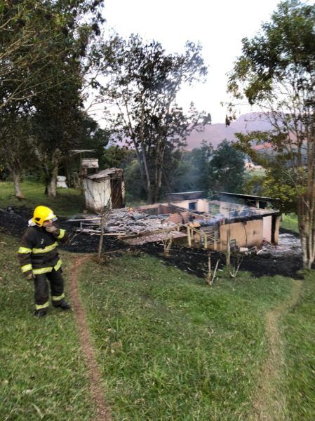 Residência é consumida por incêndio no interior de Muçum