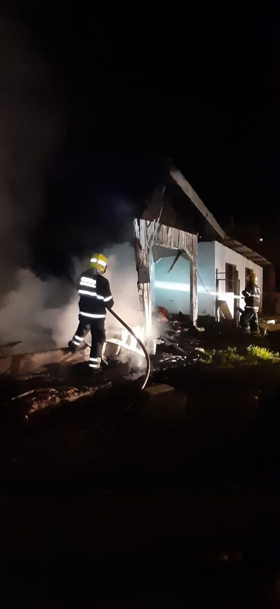 Casa pega fogo em Conventos