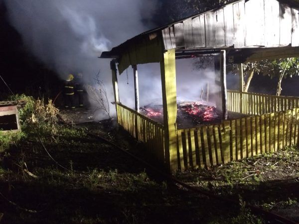 Casa de madeira é consumida pelas chamas em Fazenda Vilanova