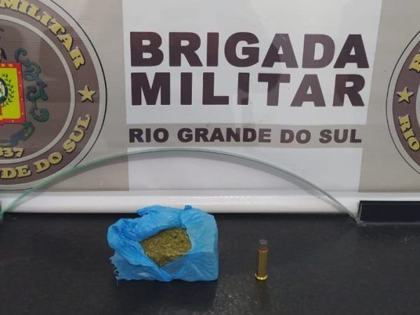 Mulher é detida com munição e drogas em Linha Delfina