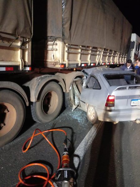 Duas pessoas ficam feridas em acidente entre caminhão e carro em Estrela