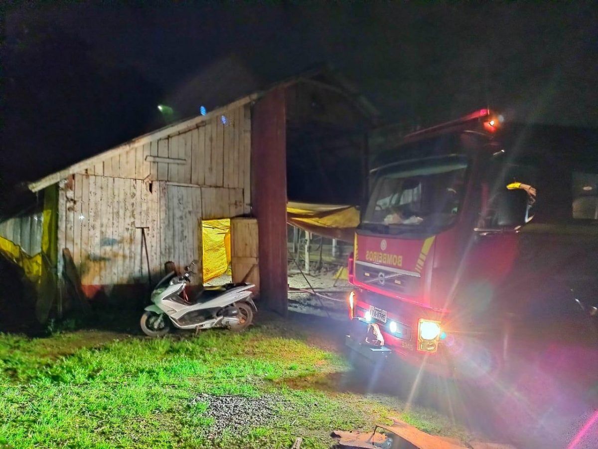 Bombeiros de Encantado combatem incêndio em aviário