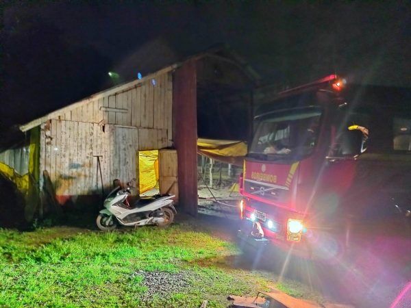 Bombeiros de Encantado combatem incêndio em aviário