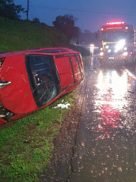 Carro capota na BR-386 em Estrela
