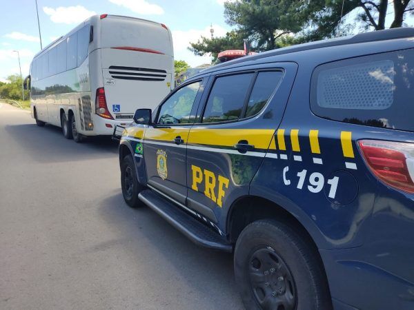 PRF prende mulher por furto de celular em ônibus