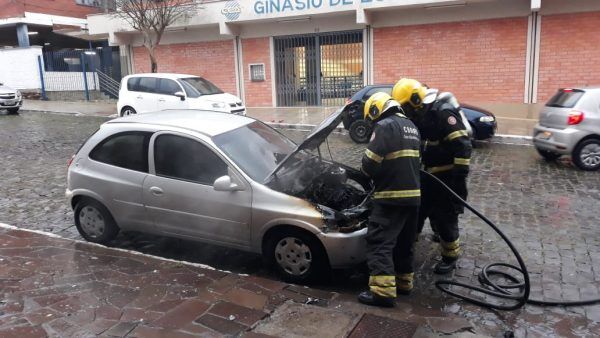 Carro pega fogo na área central de Lajeado