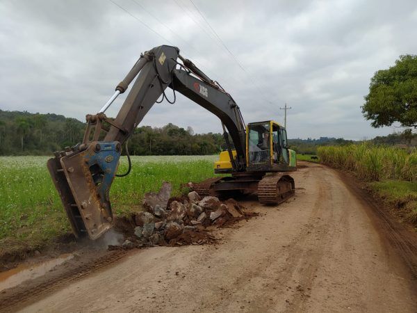 Máquinas da Prefeitura de Cruzeiro são apedrejadas