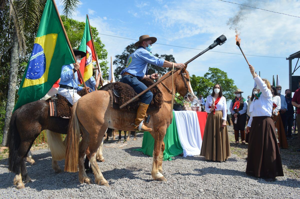 Cavalarianos buscam chama crioula no Cristo Protetor