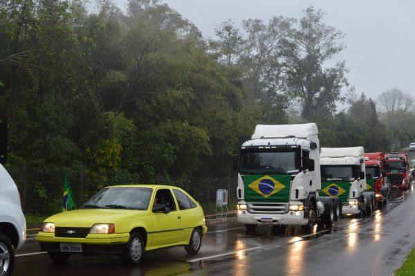 Carreata de 6 km marca manifestação pró-Bolsonaro