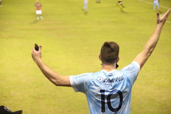 Torcedor mata a saudade do estádio