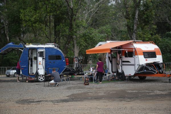 Viajantes celebram estilo de vida em Estrela