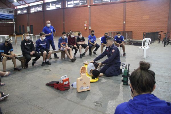 Bombeiros ensinam técnicas de salvamento a jovens canoístas