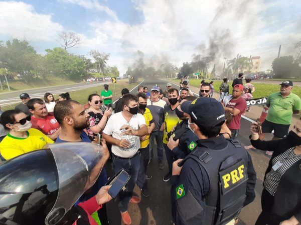 Manifestantes bloqueiam BR-386 em Estrela