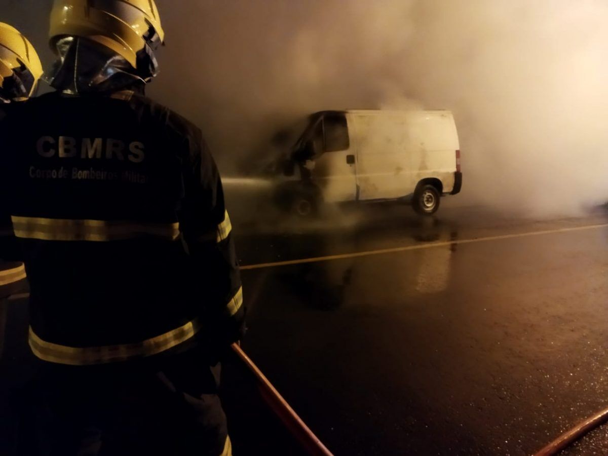 Bombeiros combatem incêndio veicular no bairro Florestal