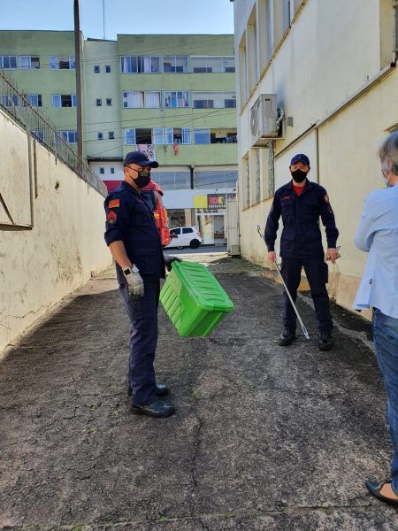 Bombeiros capturam cobra em Estrela
