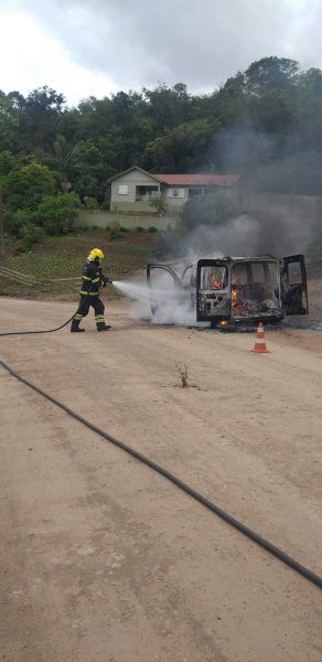 Veículo pega fogo em Travesseiro