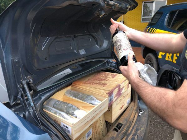 PRF flagra homem contrabandeando vinhos da Argentina
