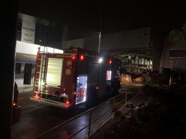 Bombeiros controlam incêndio na Florestal Alimentos