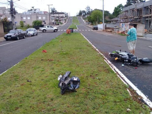 Homem fica ferido após acidente entre carro e moto na Avenida dos Ipês