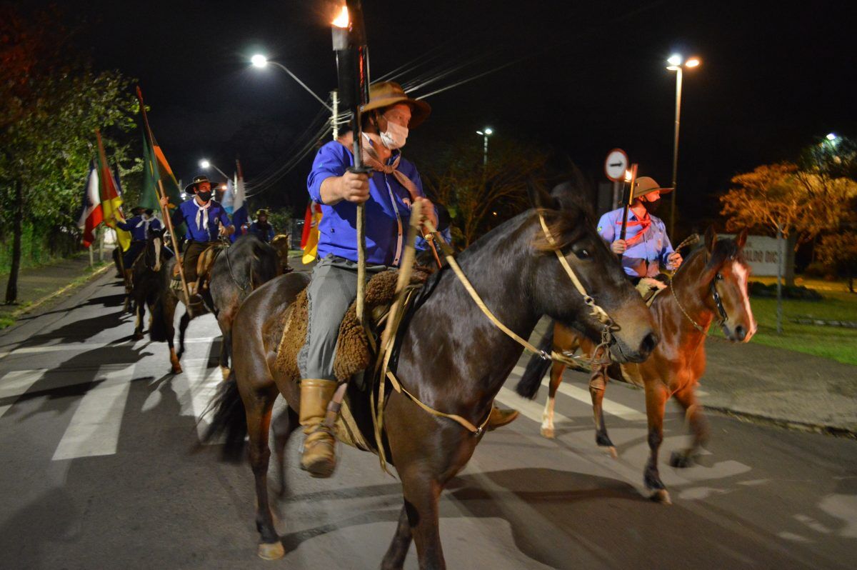 Chegada da chama crioula abre festejos