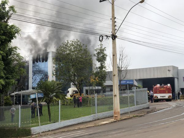 Funcionários se mobilizam para evacuar almoxarifado