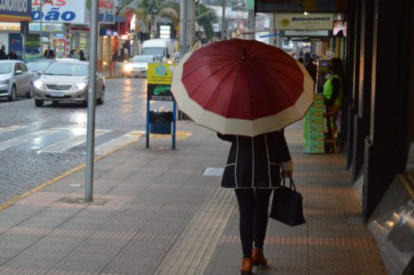 Chuva persiste nesta terça