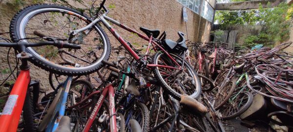 Bicicletas apreendidas vão ser reformadas por adolescentes e entregues nas escolas