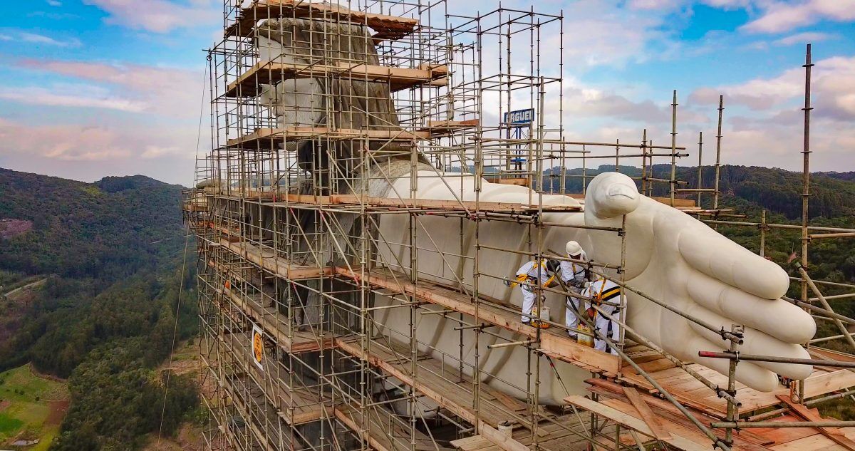 Começa a pintura da estátua do Cristo Protetor