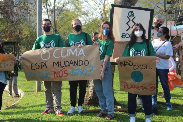 Ato de conscientização sobre mudanças climáticas ocorre em Lajeado