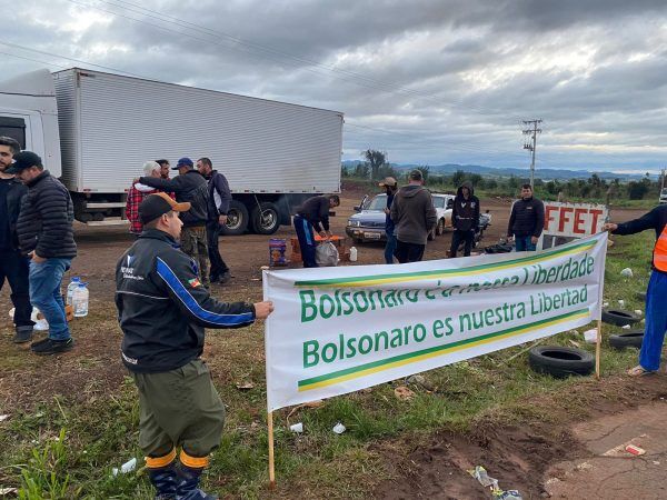 Guerra de versões tumultua país e preocupa para mais bloqueios