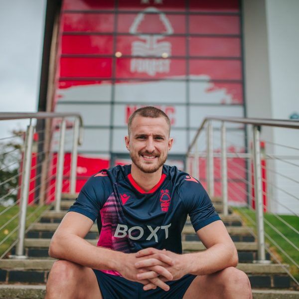 Rodrigo Ely é apresentado no Nottingham Forest