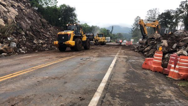 Após desmoronamento, trânsito é liberado na BR-386