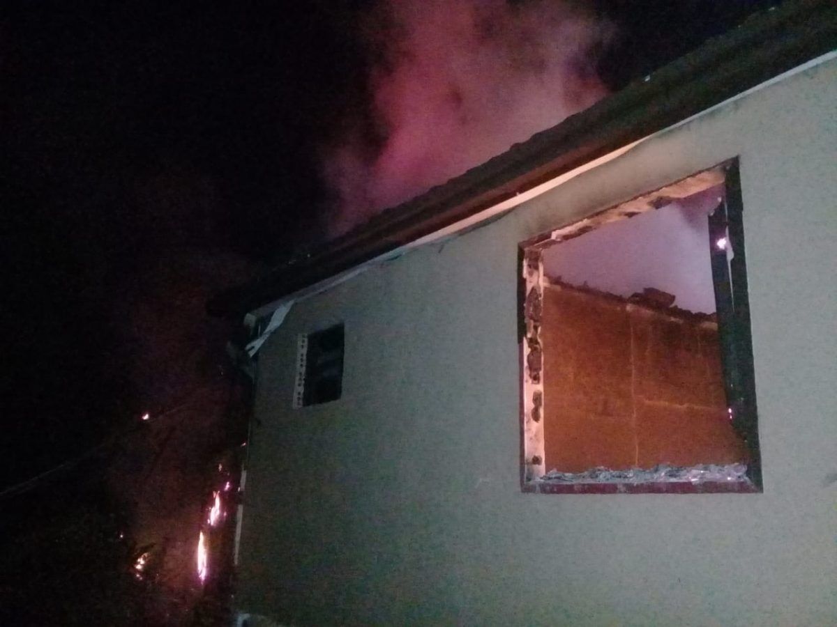 Casa pega fogo no interior de Sério