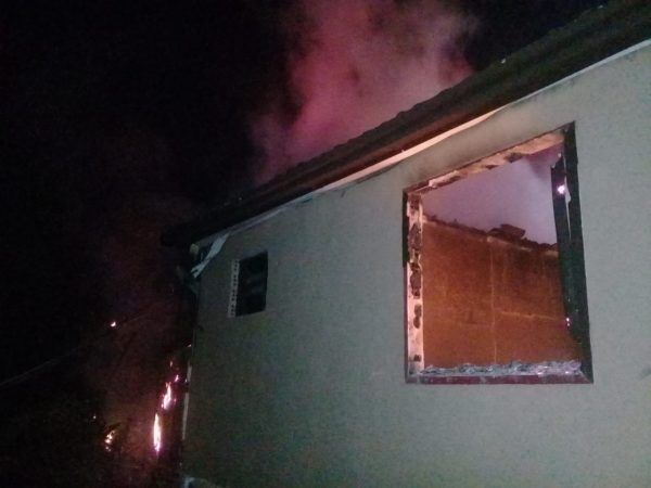 Casa pega fogo no interior de Sério