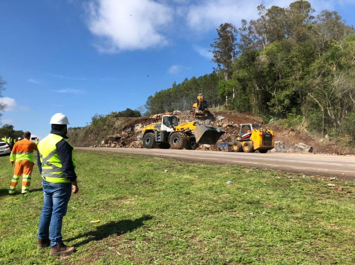 Detonações interrompem trânsito nesta segunda-feira