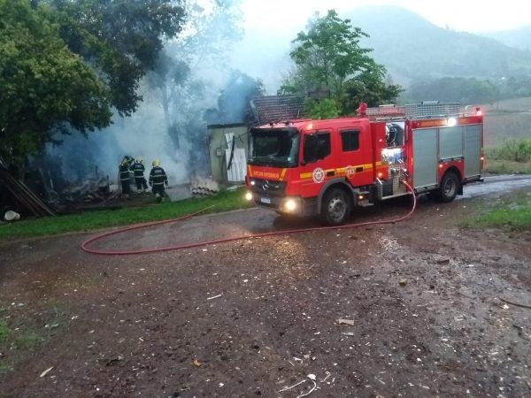 Casa desocupada pega fogo no interior de Santa Clara