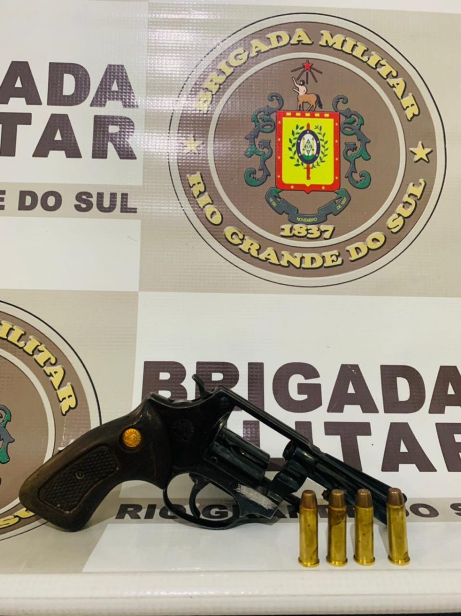 Jovem é preso por porte ilegal de arma de fogo no Bairro Santo Antônio