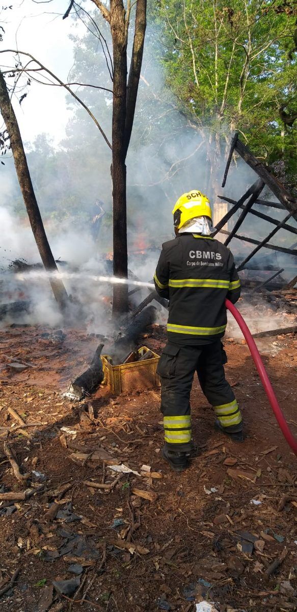 Galpão pega fogo em Conventos