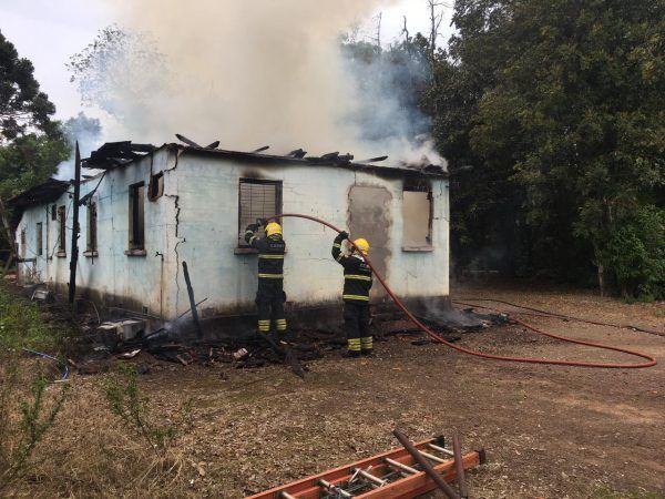 Incêndio causa perda total de antiga olaria em Cruzeiro do Sul