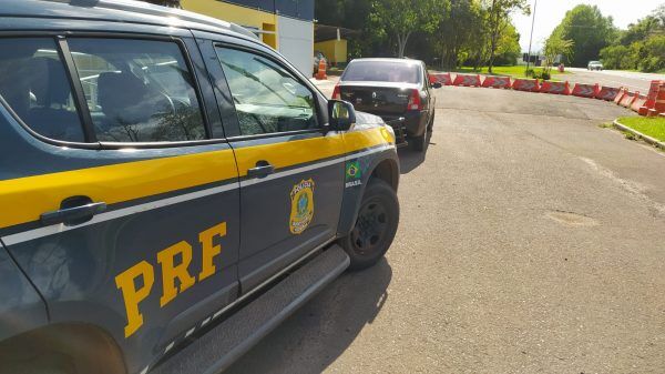 PRF e BM recuperam carro roubado e prendem homem em Lajeado